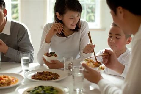 餐桌主位|中国餐桌礼仪大全——坐次、点菜、喝酒、倒茶的禁忌…